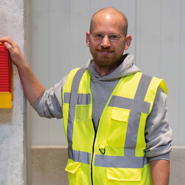 Jonas von Frieling mit dem Erste-Hilfe-Koffer „resc.io“.