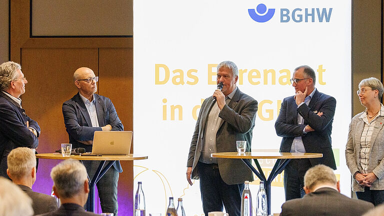 V.l.n.r: Dr. Udo Schöpf im Gespräch mit den Vorsitzenden von Vertreterversammlung und Vorstand: Hans-Peter Flinks, Manfred Wirsch, Roland Kraemer, Silke Mayer-Seidler