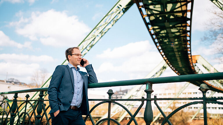 Kommunikations-Profi Stefan Ganzke mit seinem Mobil-Telefon. Er hat sich unter anderem auf das Thema Kommunikation mit Mitarbeitern spezialisiert.