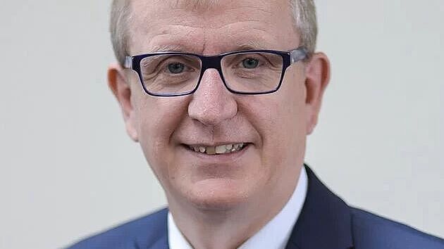 Dr. Klaus Schäfer ist Präventionsleiter bei der BGHW. Um die Teilnahme an Fahrsicherheitstrainings zu attraktivieren und langfristig damit die Sicherheit im Straßenverkehr zu erhöhen, hat er die Förderrichtlinien angepasst. 