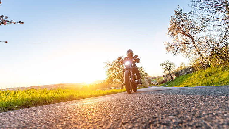 Motorrad auf Landstraße