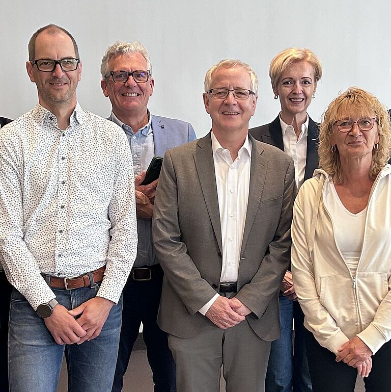 Gruppenbild des Präventionsausschusses der BGHW mit Gästen im Juli 2026. In der Mitte vorne steht der scheidende Vorsitzende Dr. Stefan Wiltz. Neben ihm sein Nachfolger Thomas Arold (zweiter von links vorne)