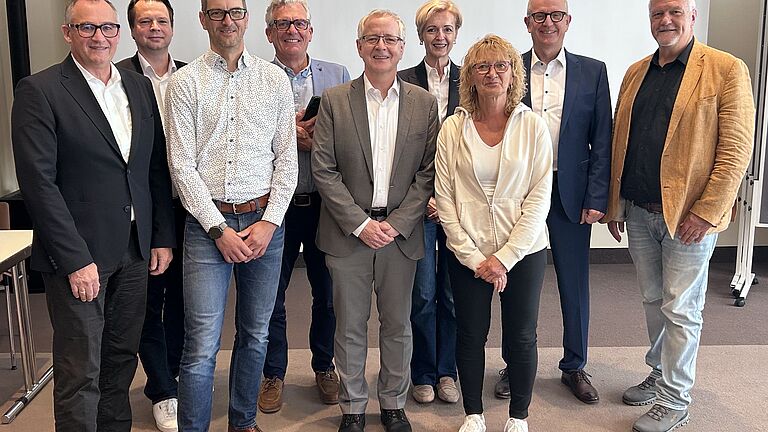 Gruppenbild des Präventionsausschusses der BGHW mit Gästen im Juli 2026. In der Mitte vorne steht der scheidende Vorsitzende Dr. Stefan Wiltz. Neben ihm sein Nachfolger Thomas Arold (zweiter von links vorne)
