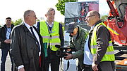 Verkehrssicherheitsaktion: drei Männer im Gespräch vor dem Exponat LKW Kabine. Ein vierter Mann filmt mit der Kamera.