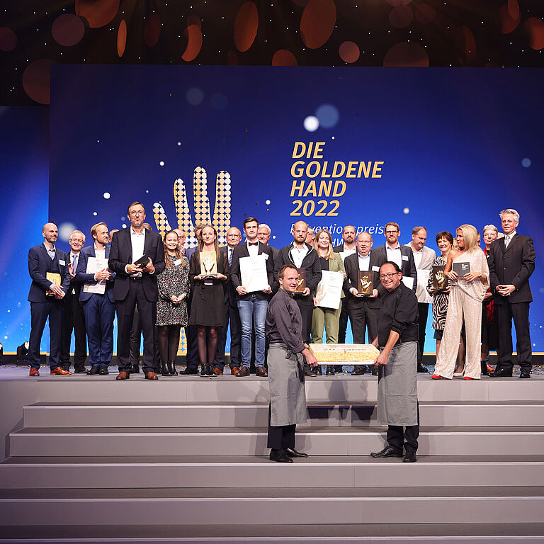Die Gewinnerinnen und Gewinner der Goldenen Hand 2022 auf der Bühne