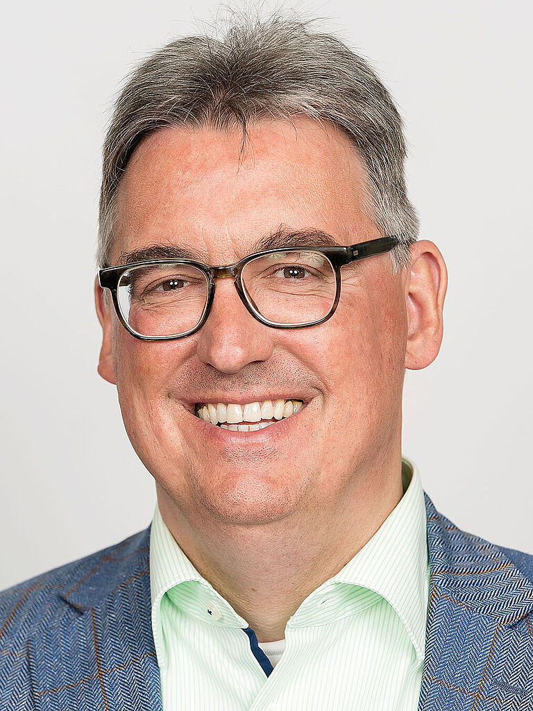 Das Bild zeigt ein Porträt von Martin Kögler, Experte für Rehabilitation bei der BGHW.