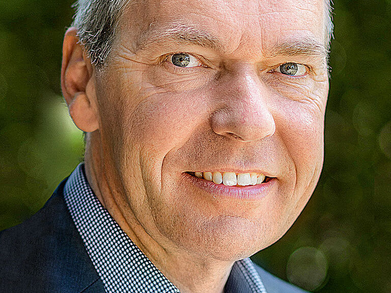 Das Bild zeigt ein Porträt von Dr. Holger Pressel