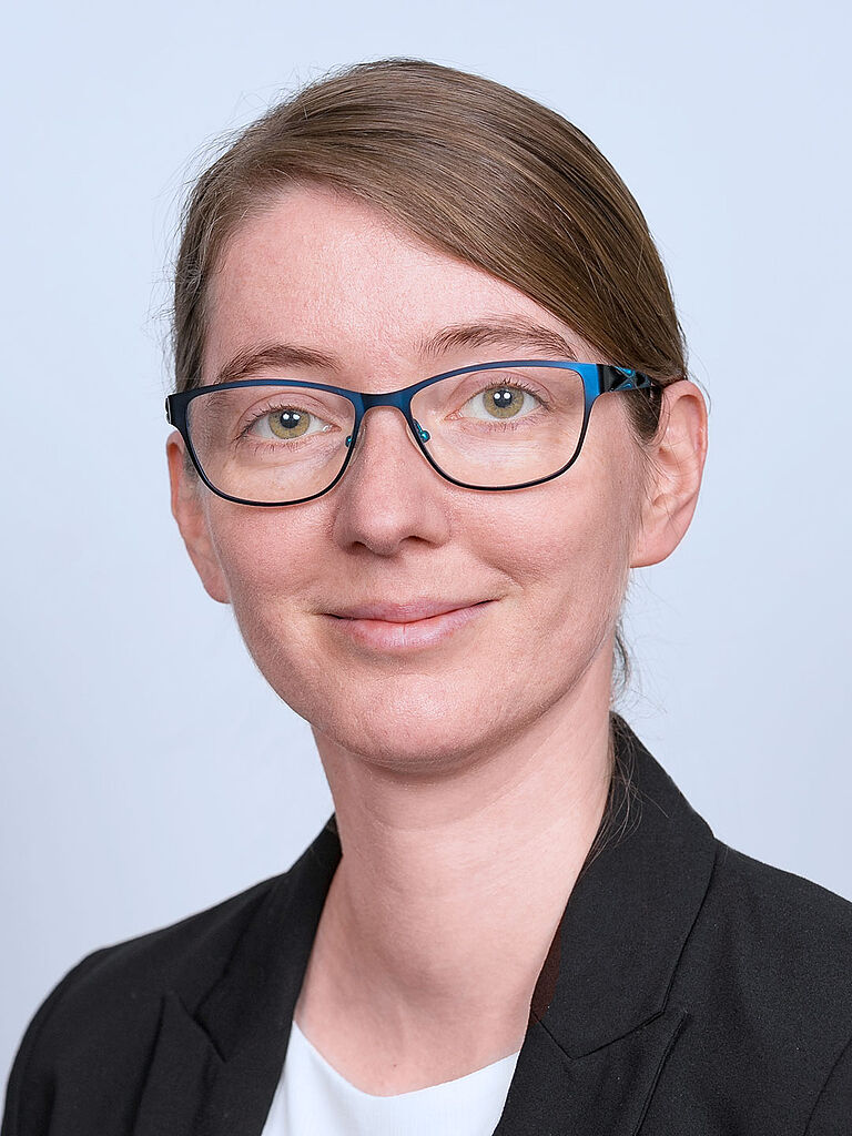 Das Bild zeigt ein Porträt von Dorothea Kraft, Expertin für Raubprävention bei der BGHW.