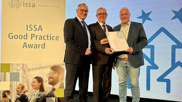 BGHW-Gruppenbild mit Zertifikat des IVSS-Preises Gute Praxis