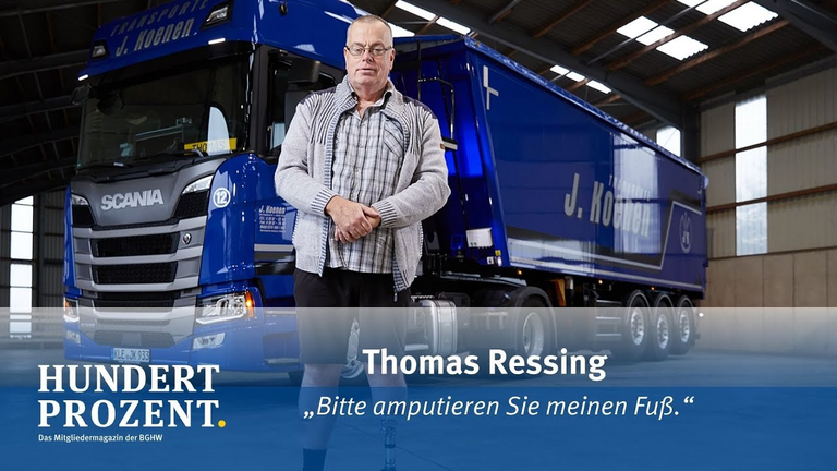 Kraftfahrer Thomas Ressing steht vor seinem Lkw. Im Video beschreibt der BGHW-Versicherte, wie er seine Lebensqualität zurückgewonnen hat. 