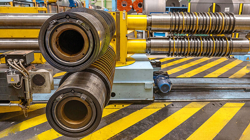 Blick auf bestückte Messerober- und -unterwellen, bevor sie in die Spaltanlage geschoben werden.