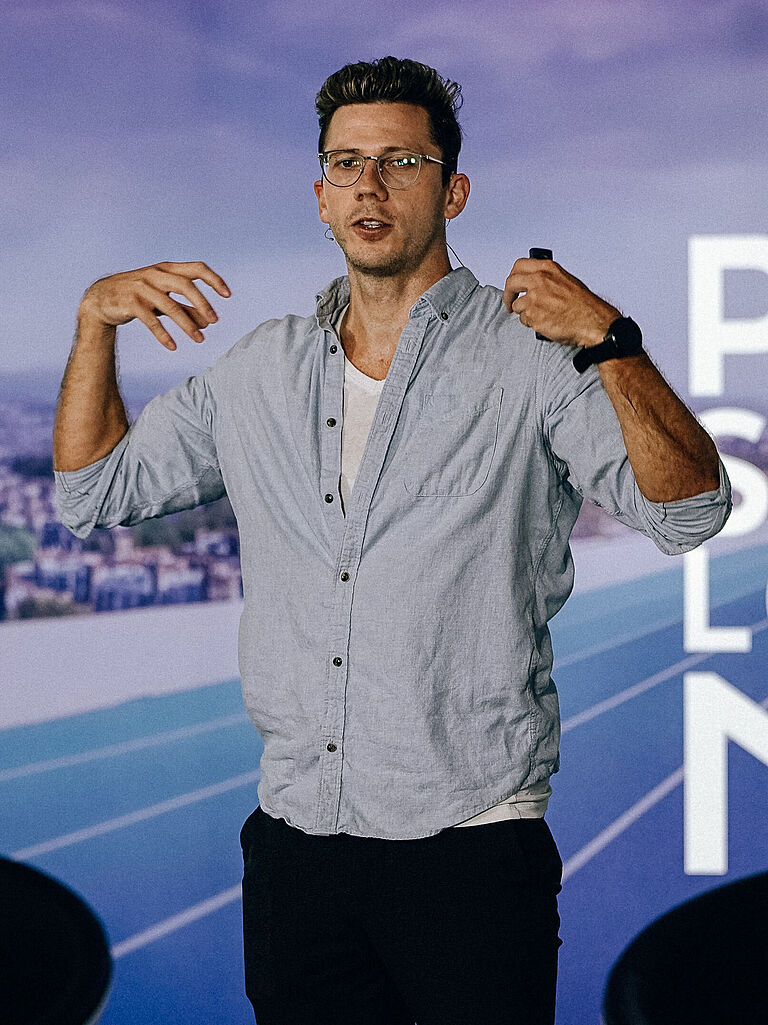 Julian Michels zeigt Fitness-Übungen dem Publikum in der Para-Sport-Lounge in Düsseldorf.