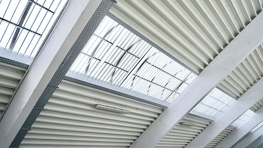 Lichtbänder mit Durchfallsturz auf einem Flachdach, von unten fotografiert