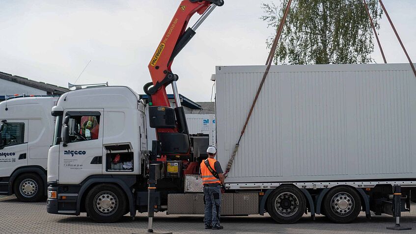 Bei Algeco werden Container verladen