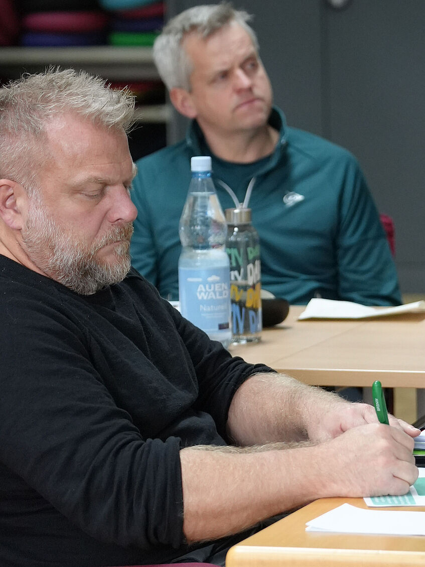 Konzentriert macht sich ein Teilnehmer Notizen.