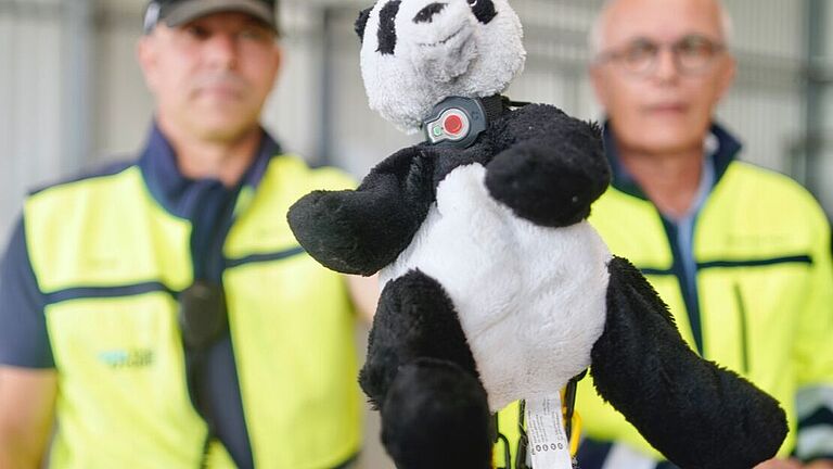 Ein Stoffpandabär mit Transponderuhr um den Hals als Testdummy.