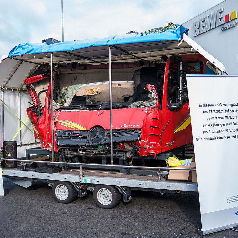 Das Bild zeigt das Exponat einer zerstörten Fahrerkabine