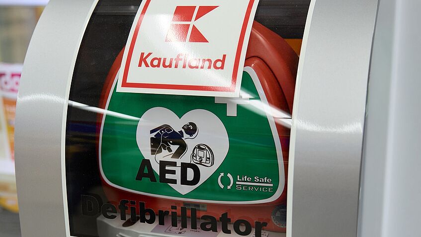 An einer Wand ist ein Defibrillator zu sehen, der als Reaktion auf den Unfall im Kaufland in Salzwedel angeschafft wurde.