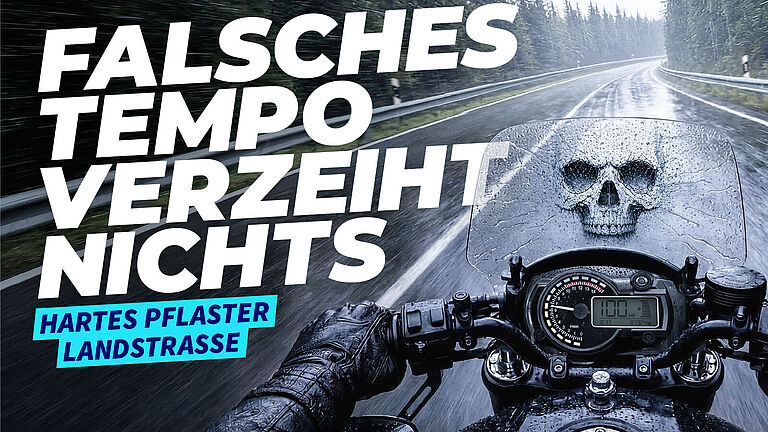 Ein Motorradlenker aus Sicht der fahrenden Person auf einer Landstraße: Behandschuhte Hände halten den Lenker. Ein Totenkopf auf dem Asphalt. Darüber der weiße Schriftzug: „Falsches Tempo verzeiht nichts." 