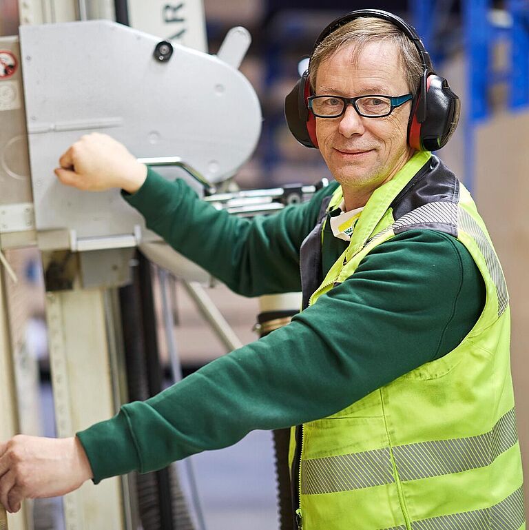 Mann mit Gehörschutz bei der Arbeit