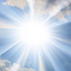 Sonne Himmel mit Wolken und Sonne, die blendet