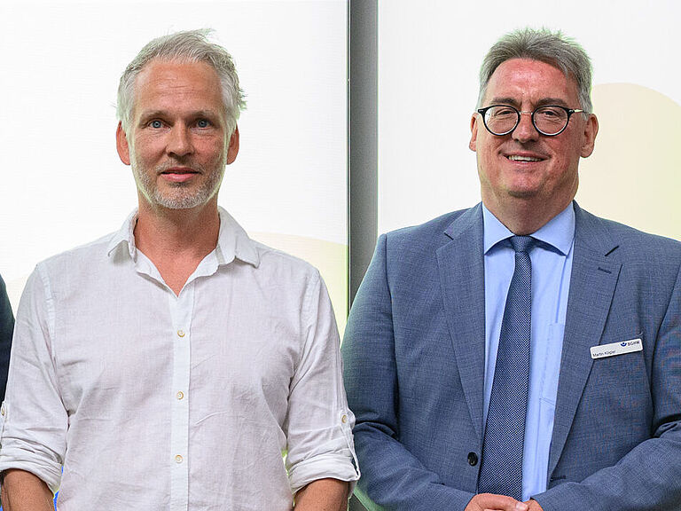 Sie stehen auf der Bühne und schauen freundlich in die Kamera. Die Dozentin und Dozenten, die beim BGHW-Reha-Forum über die Möglichkeiten und Entwicklungen zum Thema Sport und Teilhabe referierten. Von links: Peter Richarz, Sabine Drisch, Joscha Schwarzwälder, Dr. Sebastian Benner, Martin Kögler.