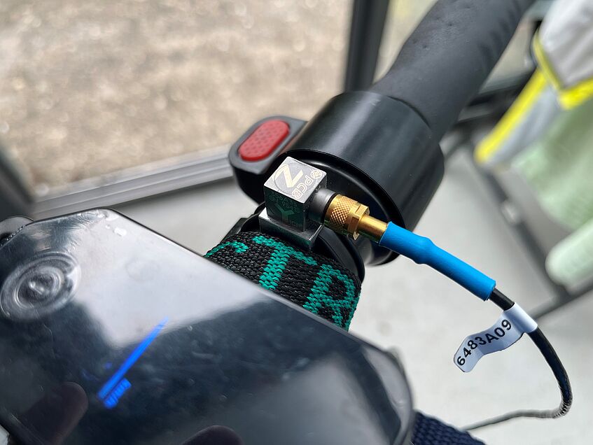 Sensor am Lenkergriff eines E-Scooters zur Messung von Hand-Arm-Vibrationen.
