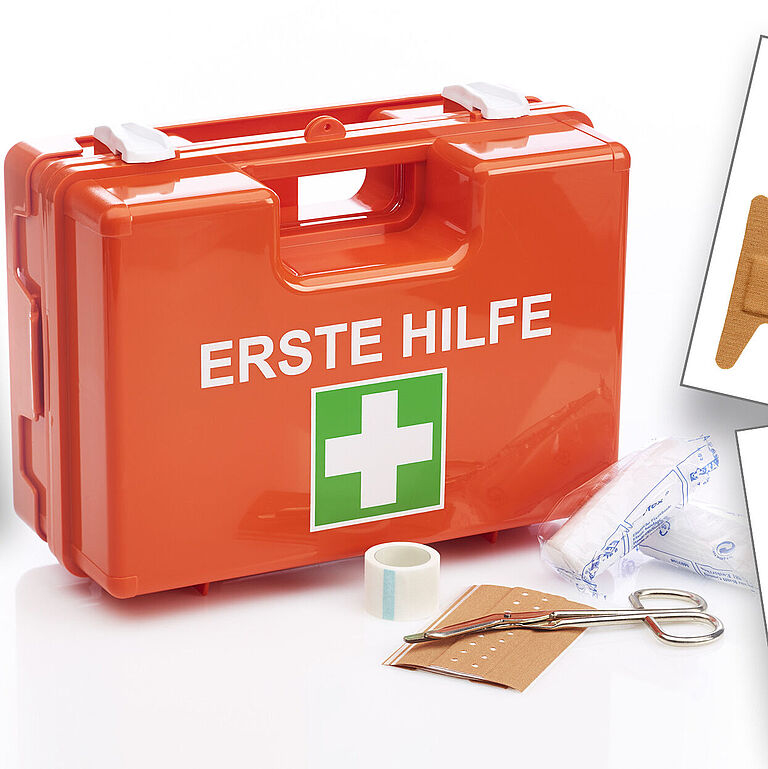 Eine Fotomontage, die einen Verbandkasten zeigt und die neuen Materialien, die nach der Aktualisierung der DIN-Normen hinzukommen