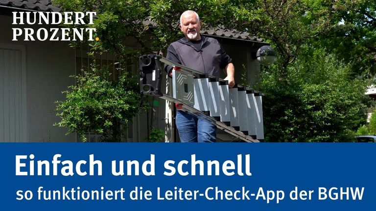 Ein Mann mittleren Alters mit grauem Bart trägt eine zusammengeklappte Aluminiumleiter vor einem Haus mit Garten. Er lächelt in die Kamera. Im Vordergrund erscheint ein blauer Textbanner mit den Worten: „Einfach und schnell – so funktioniert die Leiter-Check-App der BGHW“. Oben rechts ist das Logo der BGHW zu sehen.