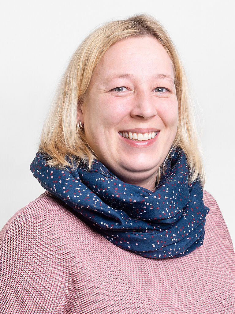 Porträt Mirjam Stelzer, Personalreferentin und Ausbildungskoordinatorin bei der Lübecker Hafen-Gesellschaft