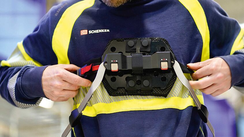 Die Bilder zeigen, wie ein Exoskelett am Körper von Pascal Rudel angelegt und fixiert wird.