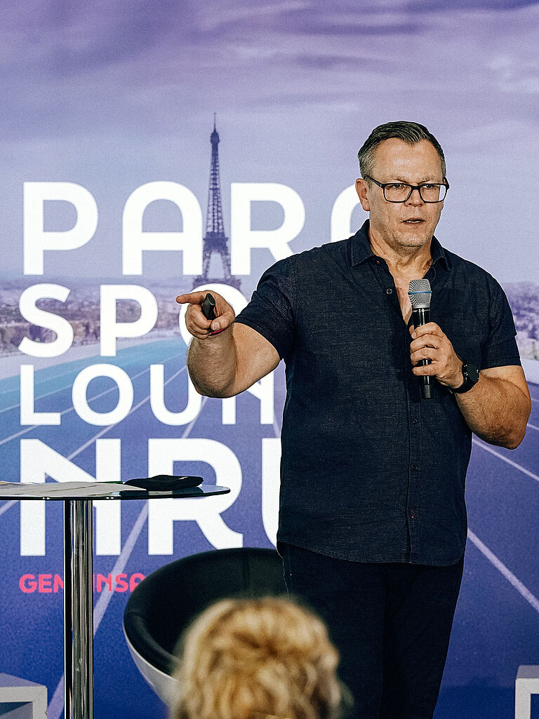 Ralf Janello spricht vor Publikum in der Para-Sport-Lounge in Düsseldorf