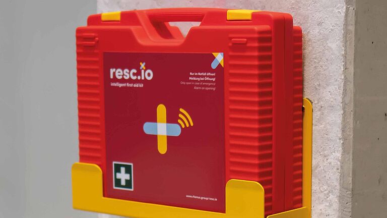 Der Erste-Hilfe-Koffer „resc.io“ in der Halterung.