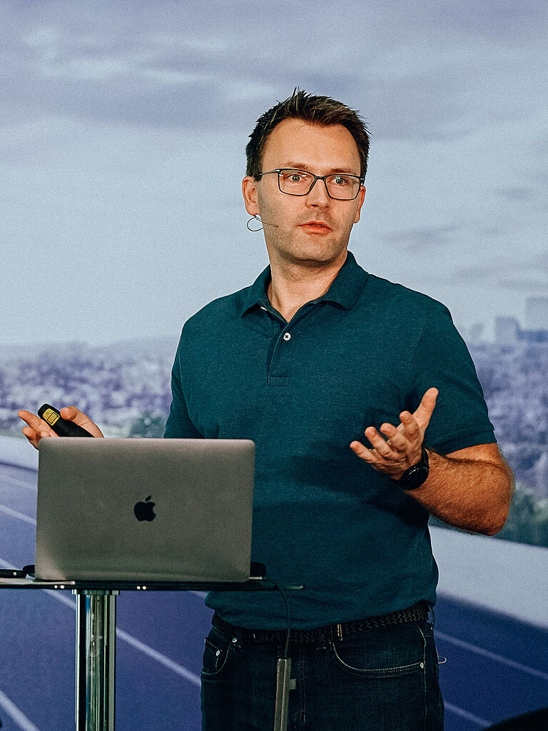 Matthias Körner spricht zum Publikum der Para Sport Lounge in Düsseldorf.