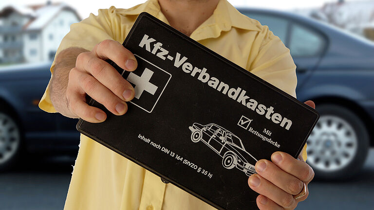 Das Bild zeigt einen Kfz-Verbandkasten nach DIN 13 164 