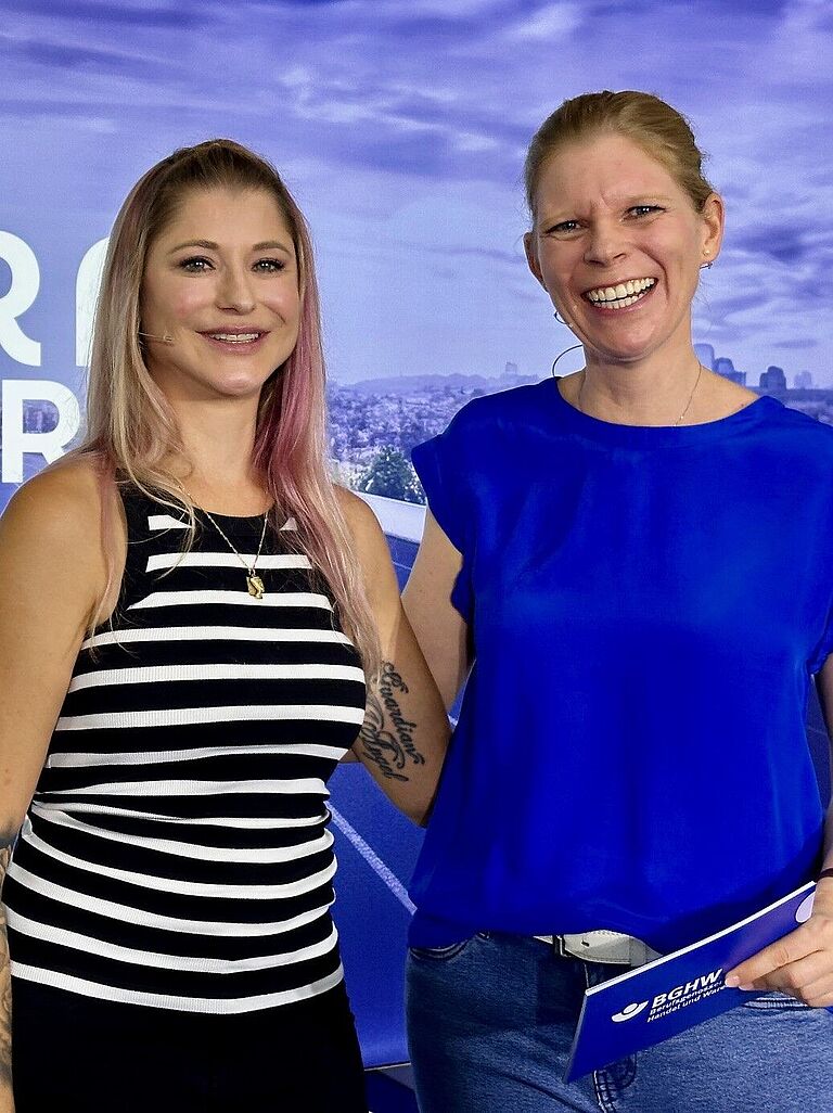 Christine Morast und Iris Stelter, beide BGHW, in der Para-Sport-Lounge Düsseldorf