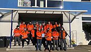 Urkundenübergabe in Eningen: Heiko Reiff (Depotleiter) und Dominik Jungmann (OPS Auditor) mit Team