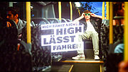 Ein Jugendlicher mit Sonnenbrille hängt auf einem Sitz in einem Bus. Daneben steht der Slogan „High fährt nicht – high lässt fahren“.