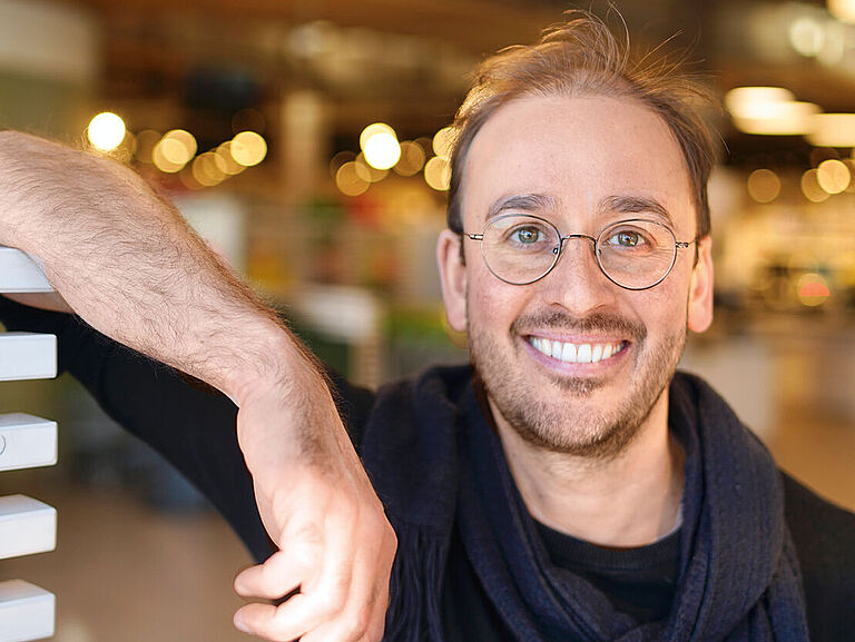 Porträt Titus Richartz, stellvertretender Leiter der Abteilung Qualität, Arbeitssicherheit und Nachhaltigkeit bei der Bio Company.