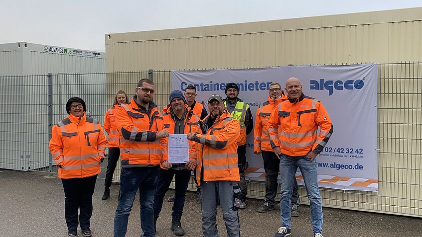 Urkundenübergabe in Eitensheim: Riccardo Lang (Sicherheitsbeauftragter) und Michael Konrad (HSE Auditor) mit Team