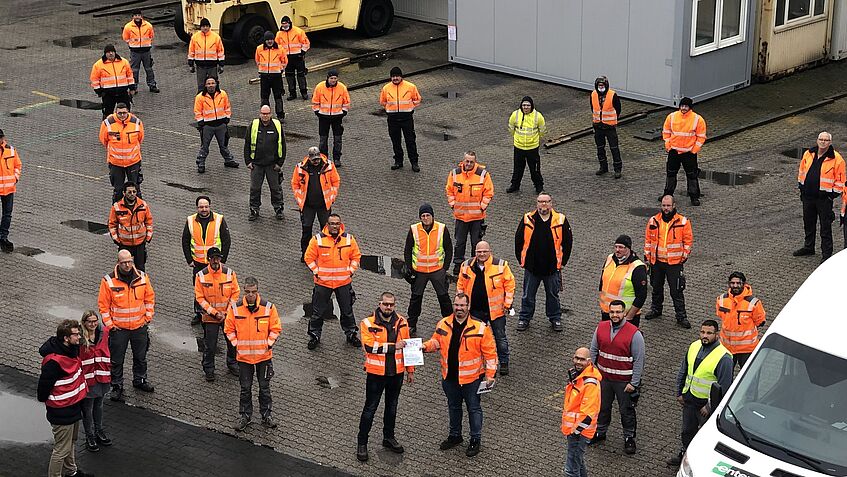 Urkundenübergabe in Neuss: Sascha Furtmeier (Depotleiter) und Michael Konrad (HSE Auditor) mit Team