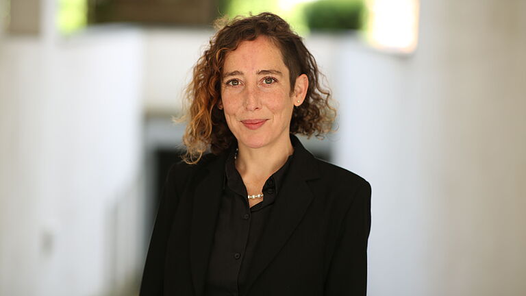 Porträt von Alexandra Rosli, Projektkoordinatorin und Eventmanagerin beim Verein Das Demographie Netzwerk (ddn)