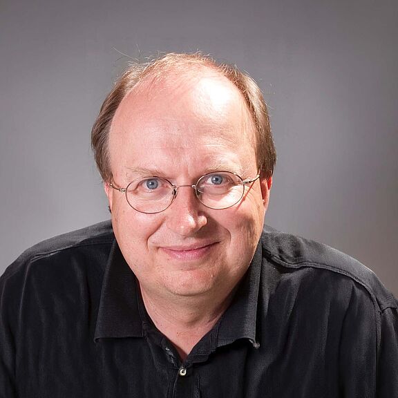 Das Bild zeigt Prof. Dr. Kai Furmans vom Karlsruher Institut für Technologie (KIT)