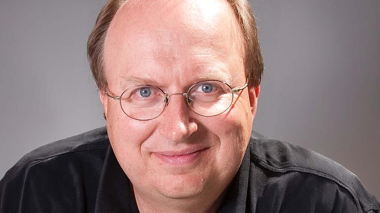 Das Bild zeigt Prof. Dr. Kai Furmans vom Karlsruher Institut für Technologie (KIT)