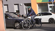 Frank Jarosch zwischen Autos