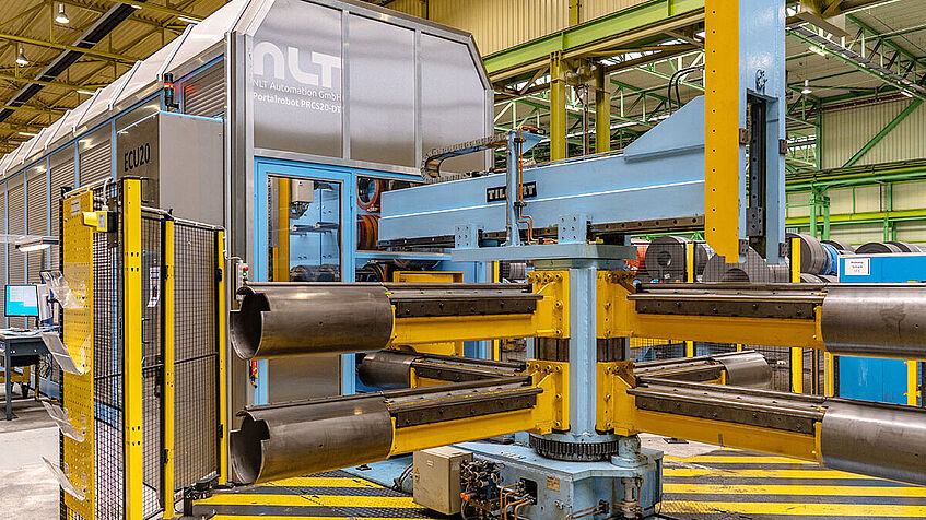 Blick auf den Messerbauroboter in der Produktionshalle.