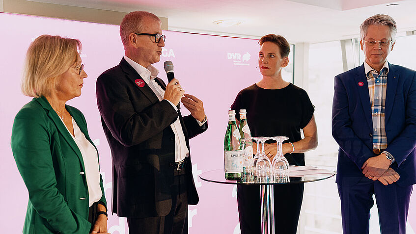 Auf dem Podium (v.l.n.r.): Sabine Ehmann, Leiterin Groß- und Außenhandel, Oberstufenzentrum Handel 1, BGHW-Präventionsleiter Dr. Klaus Schäfer, Moderatorin Okka Gundel und Dr. John Bötticher (Mitglied BGHW-Vorstand, Mitglied BGA-Präsidium)
