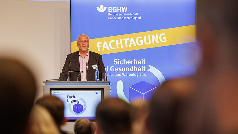 BGHW-Vorstandsvorsitzender Manfred Wirsch am Rednerpult bei der Fachtagung 2024