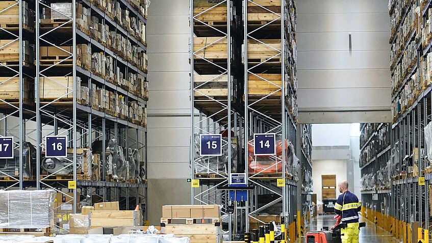 Das Bild zeigt Blick in eine der Schenker-Hallen im Güterverkehrszentrum Augsburg