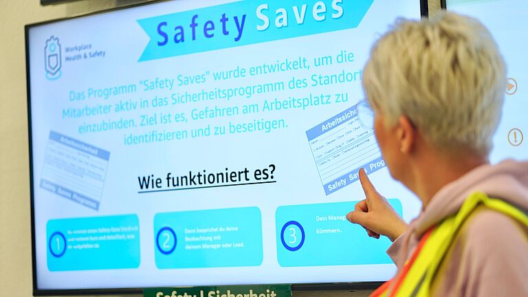 Katja Neumann, leitende Managerin WHS, vor den Screens mit tagesaktuellen Sicherheitstipps bei Amazon